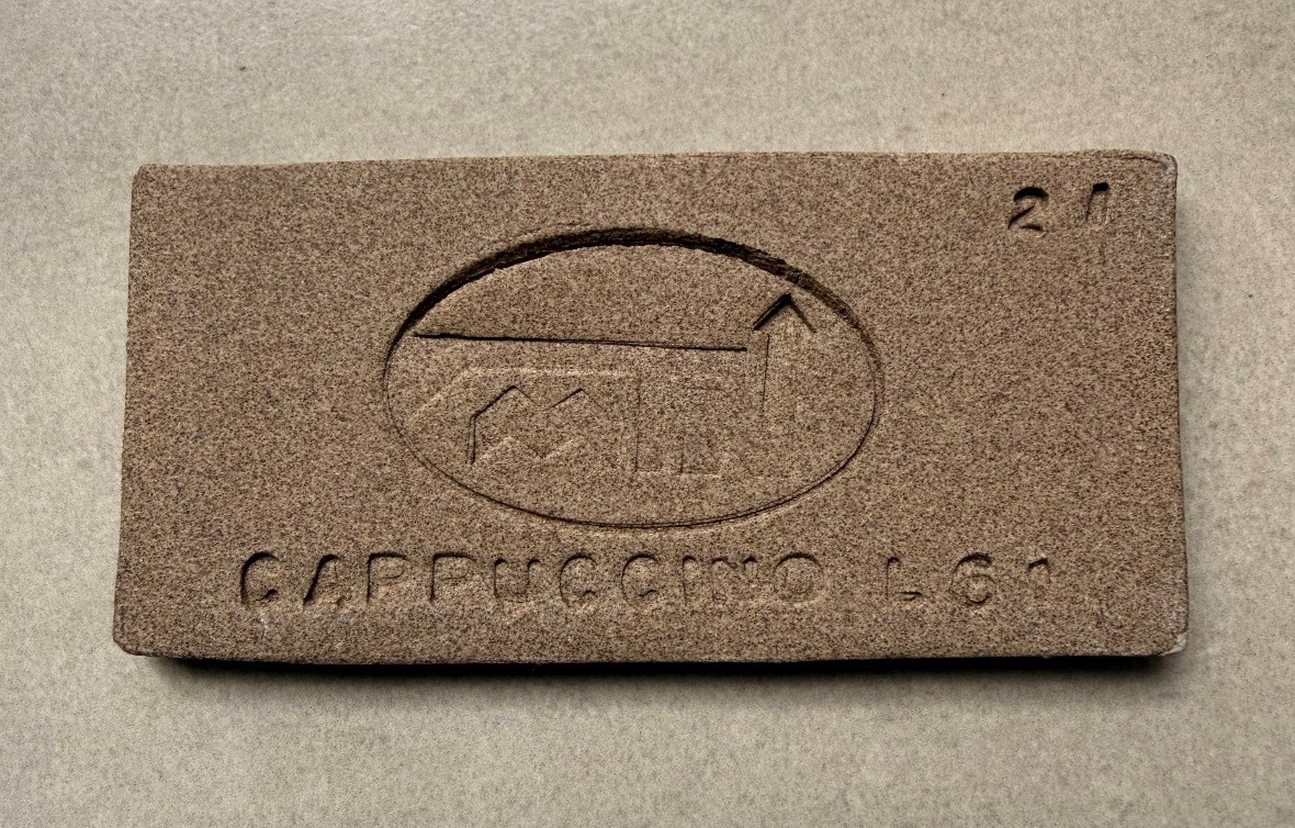 Plaqueta de teste utilizada para avaliação de retração, absorção e cor após queima.